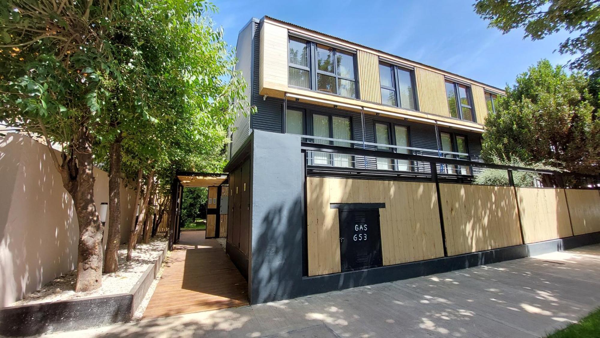 Hermoso Monoambiente De Diseno Unico, Con Patio, En El Centro De Sma. 4v5 *